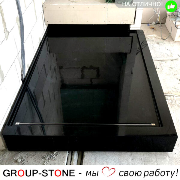 Черный душевой поддон из искусственного камня на заказ