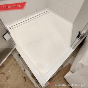 Эмоции в каждом квадрате: Экспрессионизм в ванной с душевыми поддонами Group-Stone