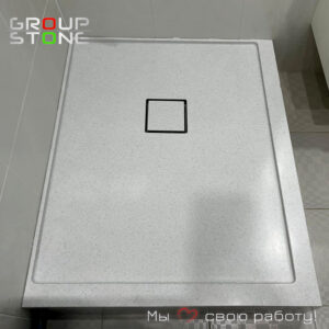 Элегантный душевой поддон из искусственного камня: гармония формы и материала