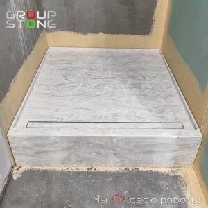 Дизайн будущего: душевой поддон из искусственного камня в центре интерьера