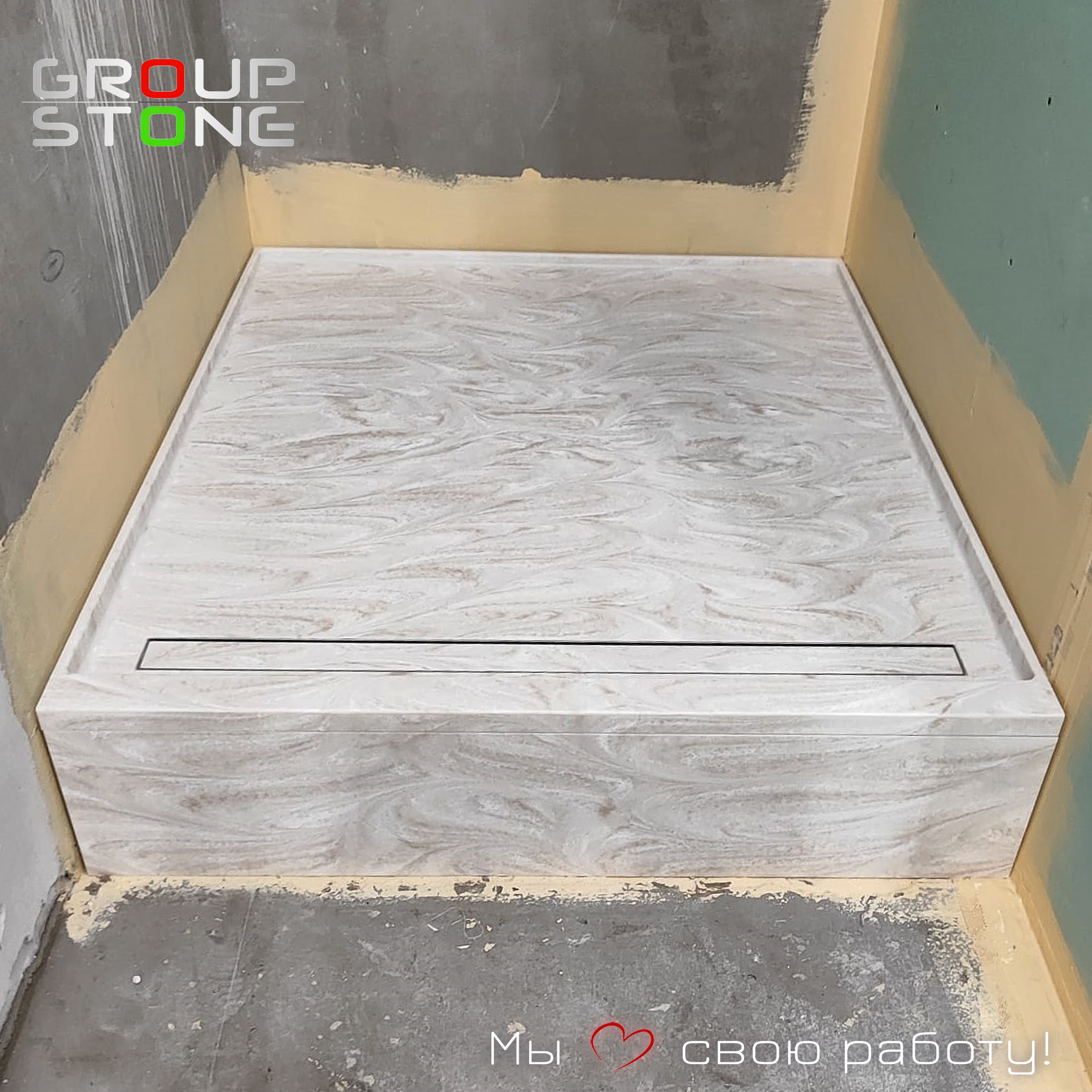 Дизайн будущего: душевой поддон из искусственного камня в центре интерьера