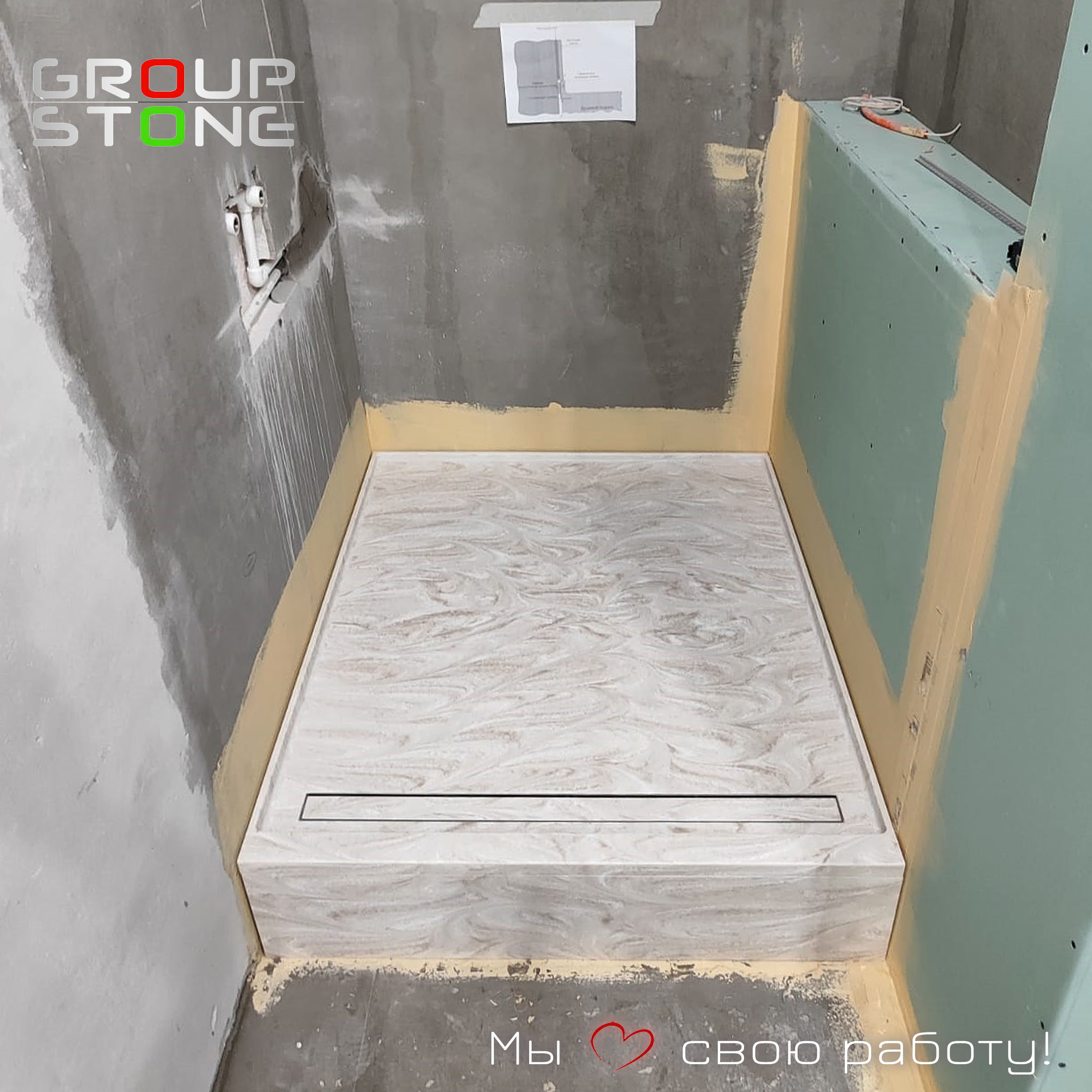 Дизайн будущего: душевой поддон из искусственного камня в центре интерьера — изображение 2