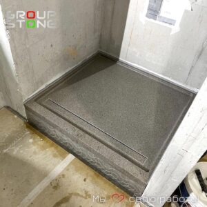 Мастерство в камне: индивидуальный заказ душевых поддонов для изысканных ванных комнат.